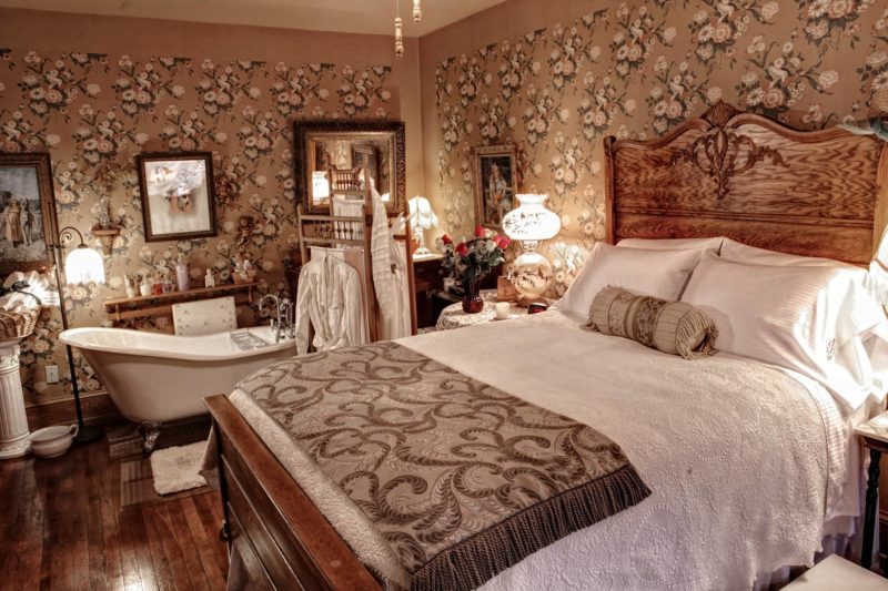 the queen victorian bed and breakfast