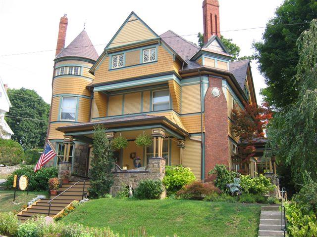 the queen victorian bed and breakfast