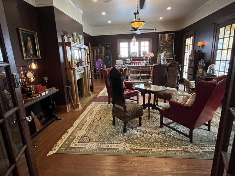 Sitting room within the Hygrade Inn